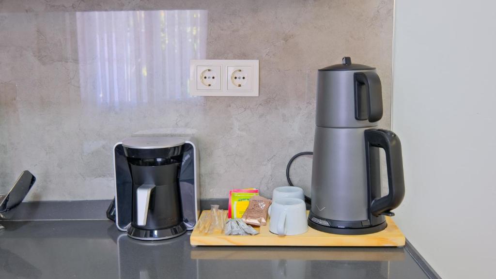 Příslušenství pro přípravu čaje a kávy v ubytování Centralflatsfethiye