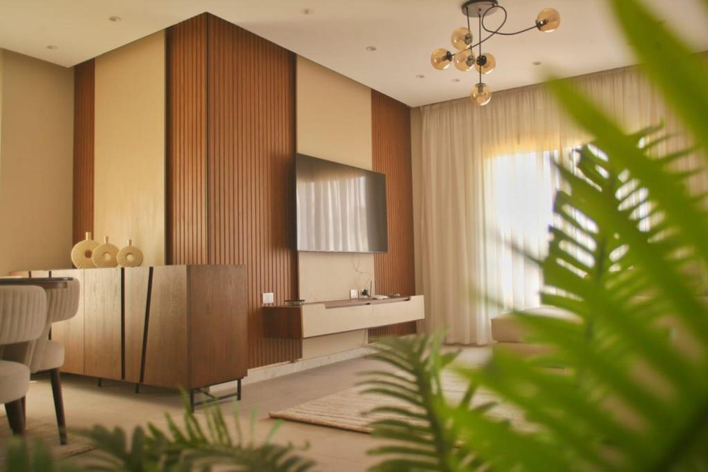 ein Wohnzimmer mit Spüle und Küche in der Unterkunft Settle Inn Cairo Festival City Villa in Kairo