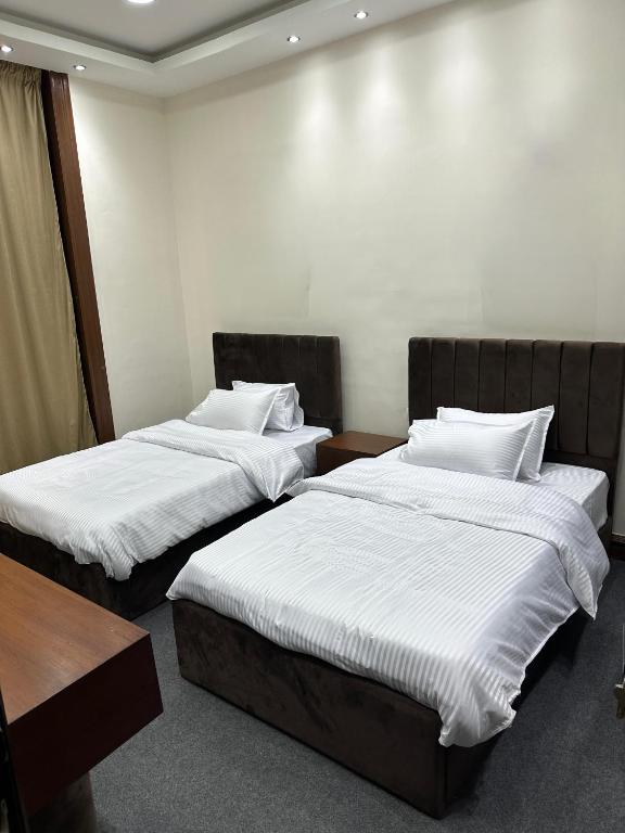 Postel nebo postele na pokoji v ubytování Tahrir Square Motel