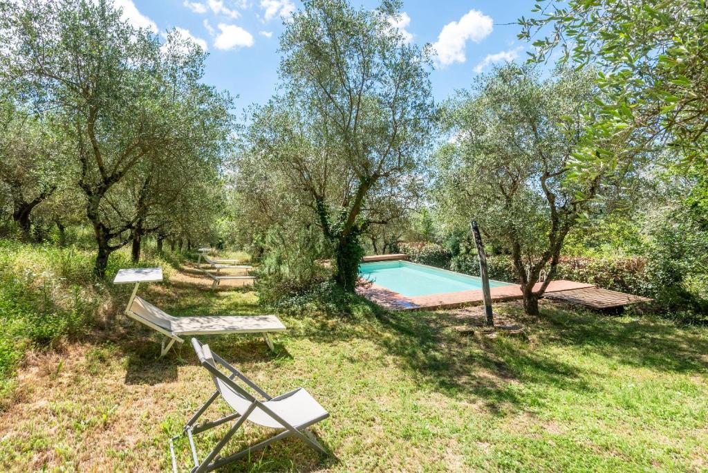 una piscina in mezzo a un cortile alberato di Green apartment Siena a Siena