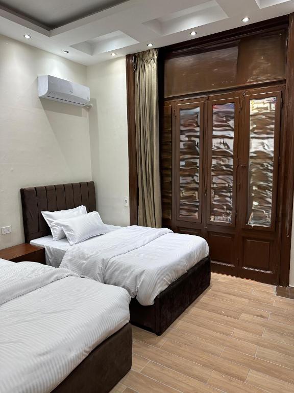 Postel nebo postele na pokoji v ubytování Tahrir Square Motel