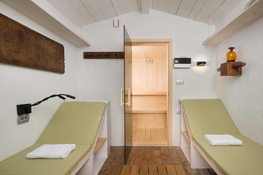 Postel nebo postele na pokoji v ubytování Villa Artes with Free Hot Tub & Sauna