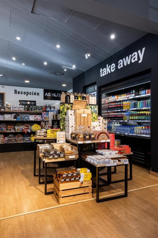 Supermarket nebo jiné obchody v  hotelu nebo okolí
