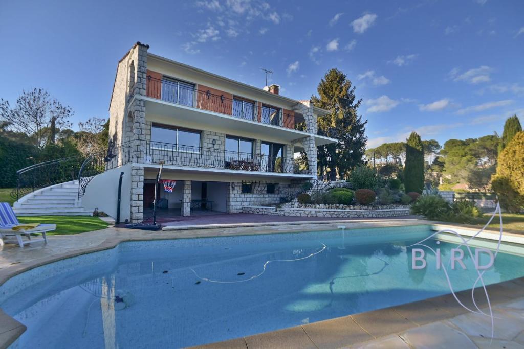 une maison avec piscine devant un immeuble dans l'établissement Magnificent residence with swimming pool and garden in Mougins, à Mougins