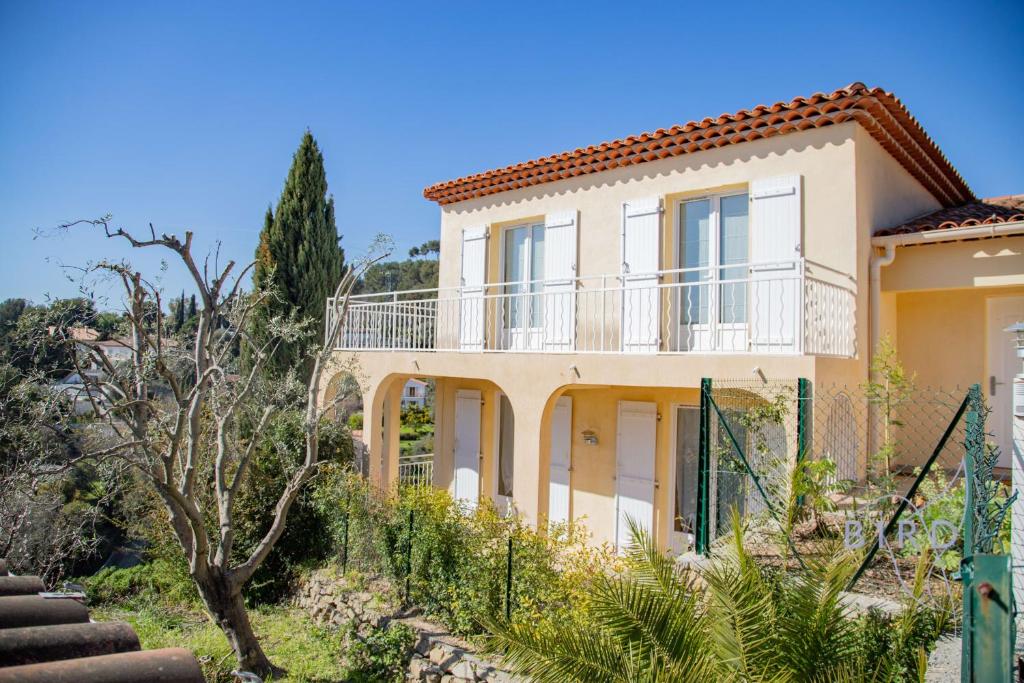 une maison avec balcon sur une colline dans l'établissement Villa Cannes Hills sea view pool 6 to 8 pers, au Cannet