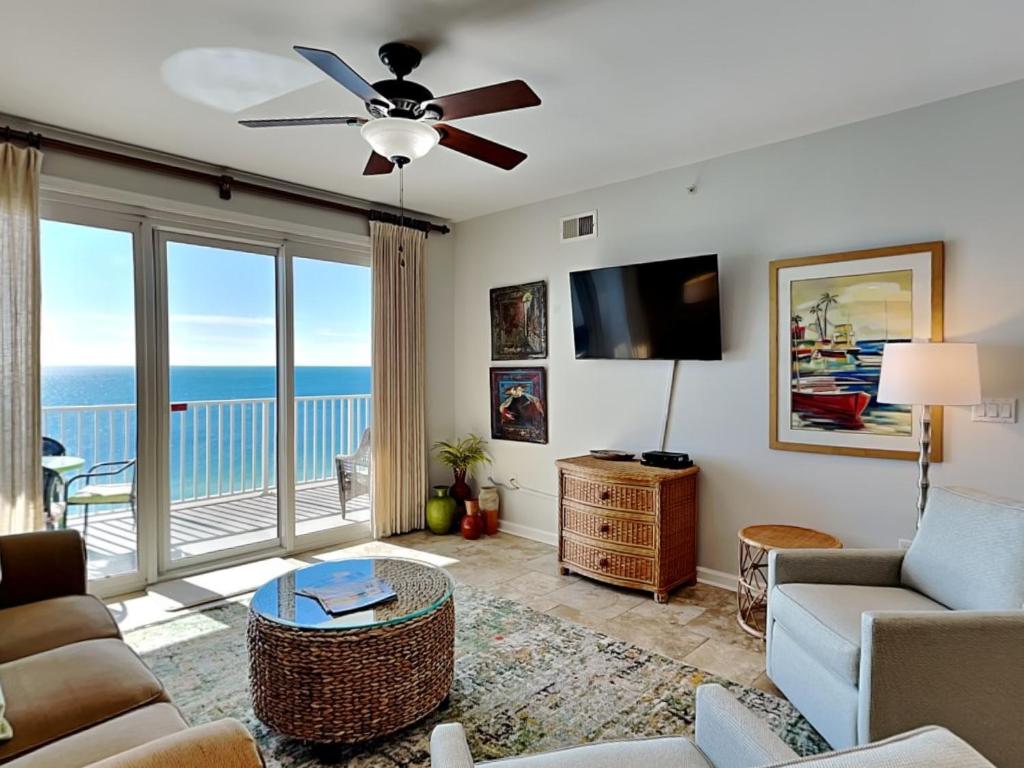 ein Wohnzimmer mit Blick auf das Meer in der Unterkunft Windemere #1303 in Perdido Key