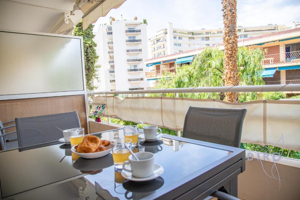 une table avec un bol de nourriture sur un balcon dans l'établissement PALM PARADISE next to the Croisette, à Cannes