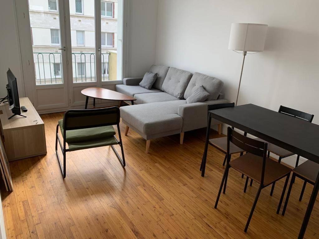 un salon avec un canapé et une table dans l'établissement Lafont, à Nantes