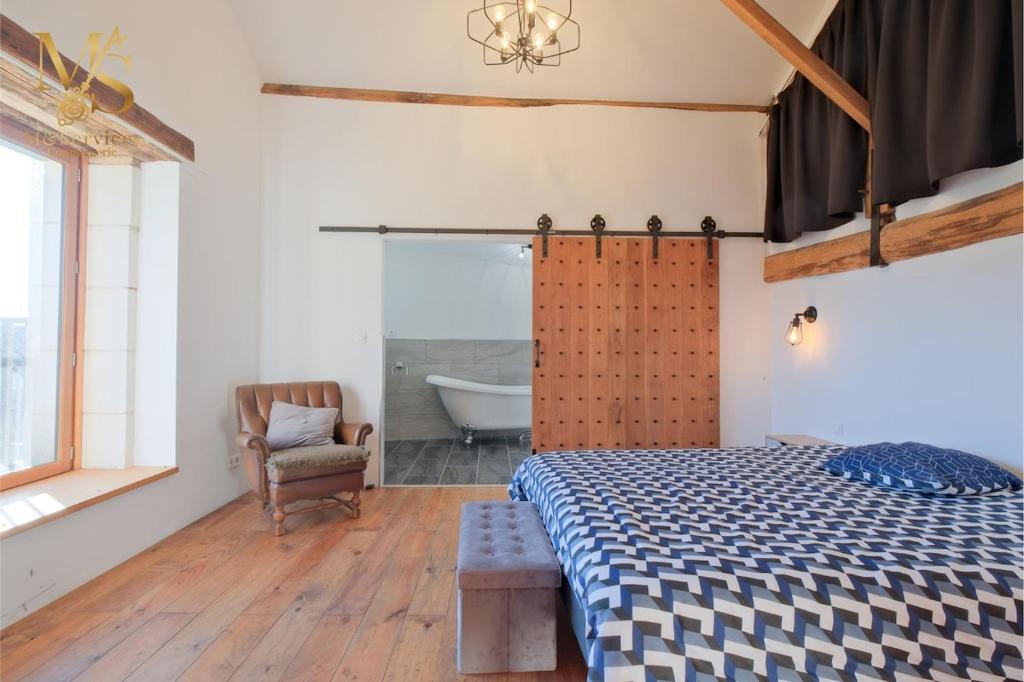 Ảnh trong thư viện ảnh của Belle maison en pierres avec piscine ở Les Eyssards