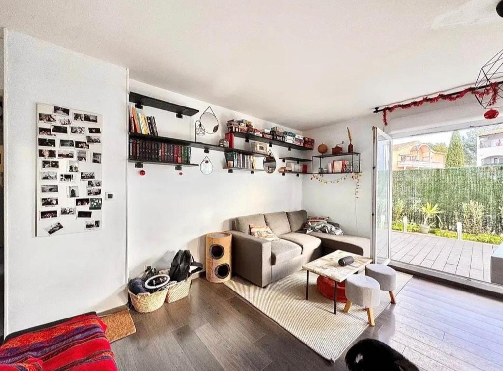 un salon avec un canapé et une table dans l'établissement T3 Lumineux et convivial, Parking Privé, à Montpellier