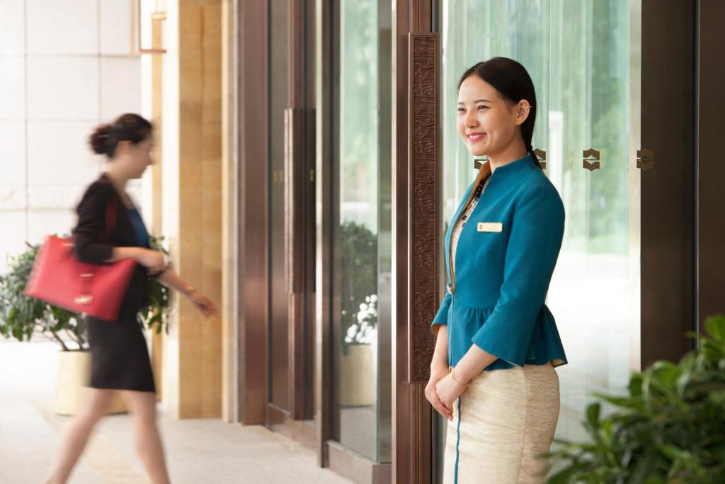 Členové personálu v ubytování Shangri-La Hefei