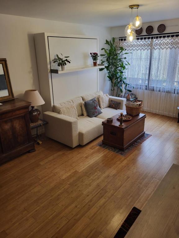 un salon avec un canapé et une table dans l'établissement Excellent Appart totalement rénové, à Paris