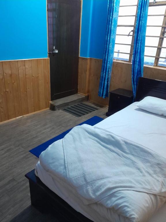 the DEW DROP HOME STAY - Triple Habitación Con Balcón