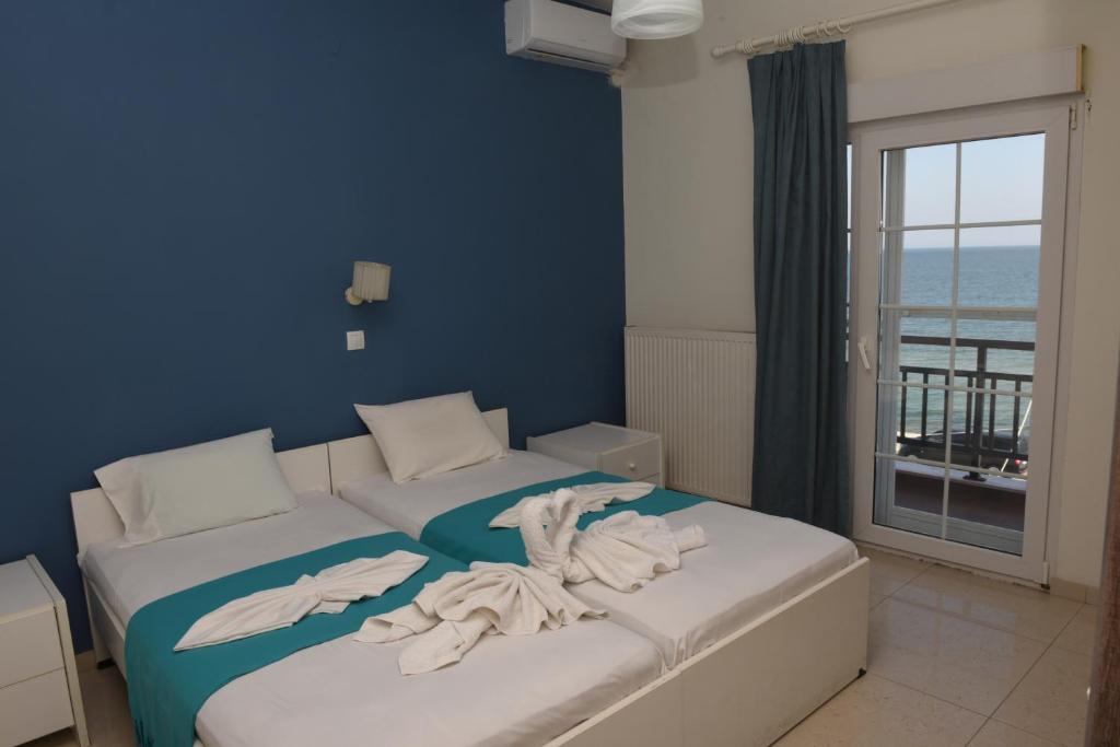 Postel nebo postele na pokoji v ubytování Star Beach Resort - Makrygialos Beachfront Nests