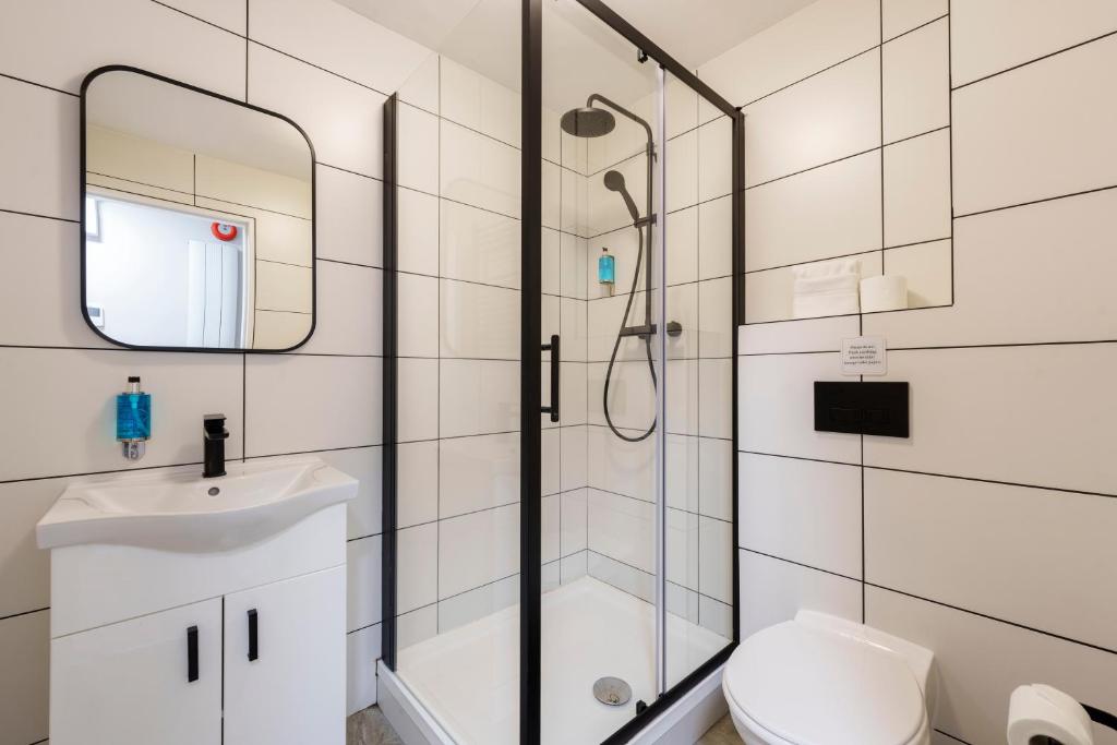 un bagno con doccia, WC e lavandino di The Temple Bar Lane a Dublino