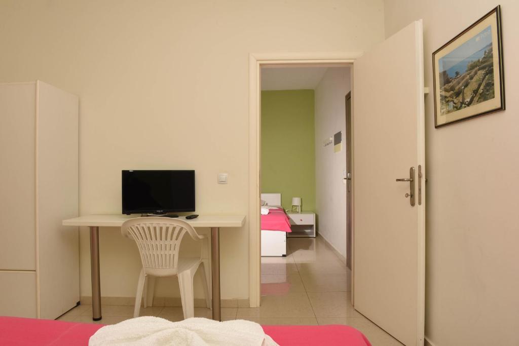 TV a/nebo společenská místnost v ubytování Star Beach Resort - Makrygialos Beachfront Nests