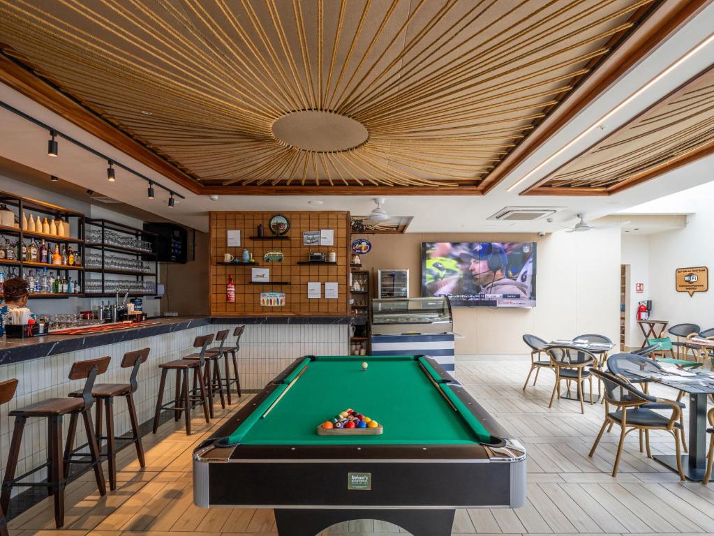 Biliár nebo kulečník v ubytování Surfside Playa Caracol Apartment with Hotel Amenities