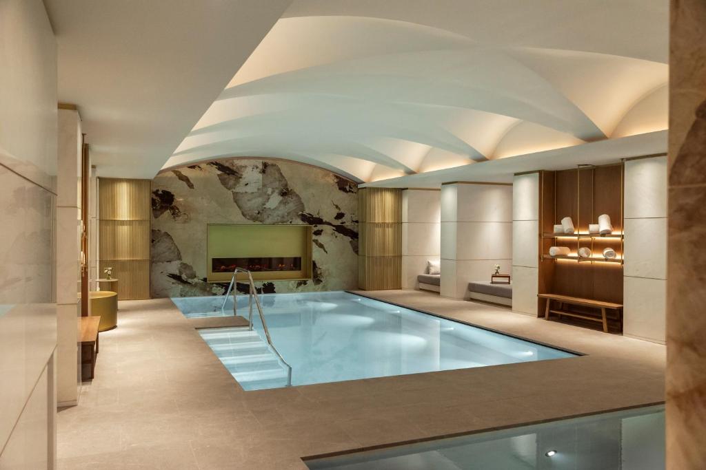 Bazén v ubytování Corinthia Grand Hotel Astoria Brussels nebo v jeho okolí
