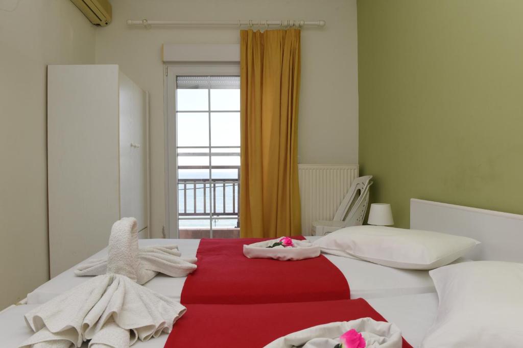 Postel nebo postele na pokoji v ubytování Star Beach Resort - Makrygialos Beachfront Nests