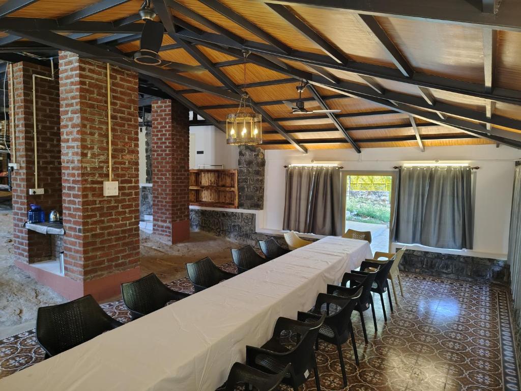 Restoran või mõni muu söögikoht majutusasutuses Gambhiraa Resorts