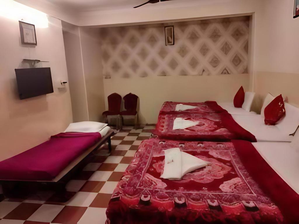 Postel nebo postele na pokoji v ubytování NKF Residency mysuru