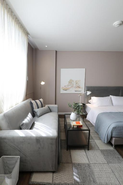 a living room with a couch and a bed at Caluce Hab 412 by LetoH in Chía