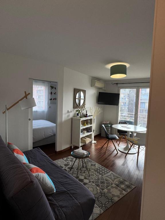 un salon avec un canapé et une table dans l'établissement Toulouse Marengo-Gare Matabiau - Médiathèque-Allées Jean Jaurès proche ligne B Parking privé sécurisé gratuitprivé, à Toulouse