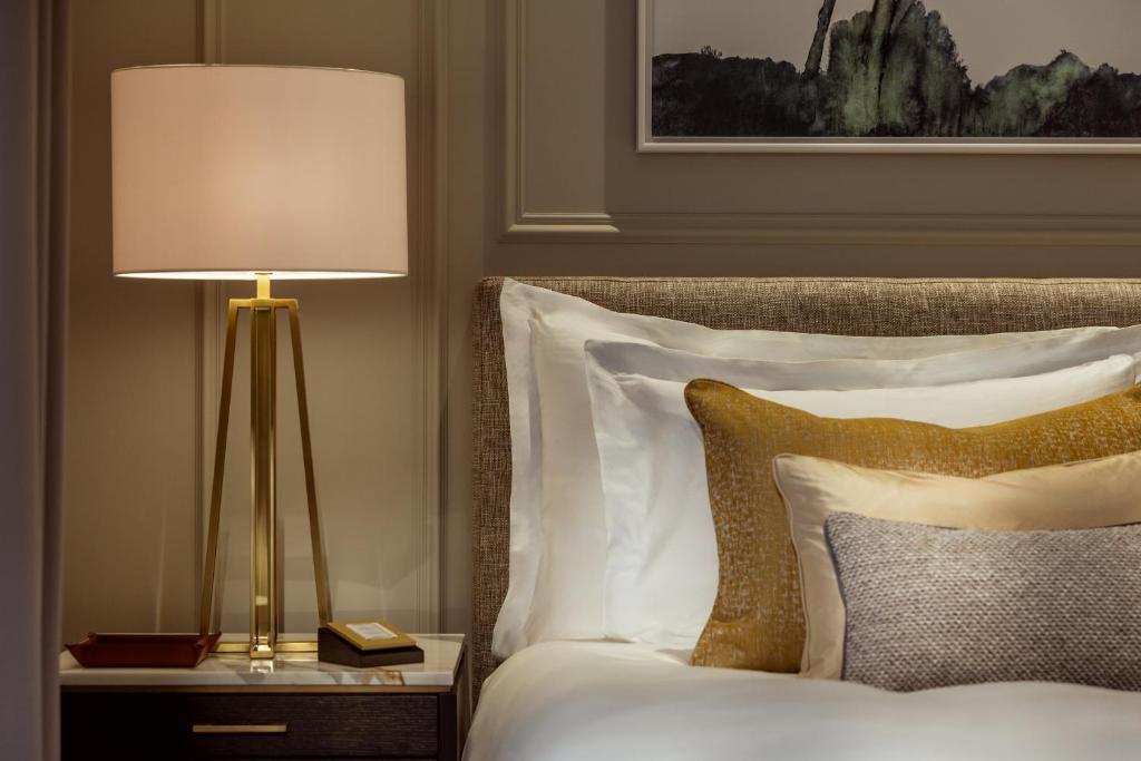 Postel nebo postele na pokoji v ubytování Corinthia Grand Hotel Astoria Brussels