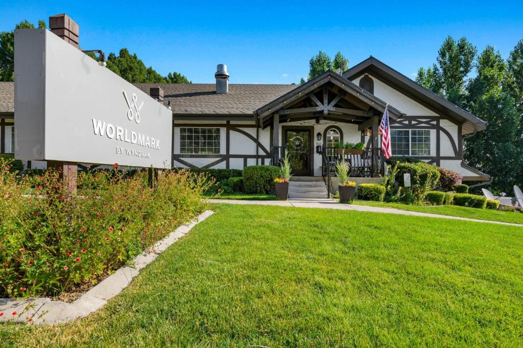 una casa con un cartello davanti di WorldMark Midway a Midway