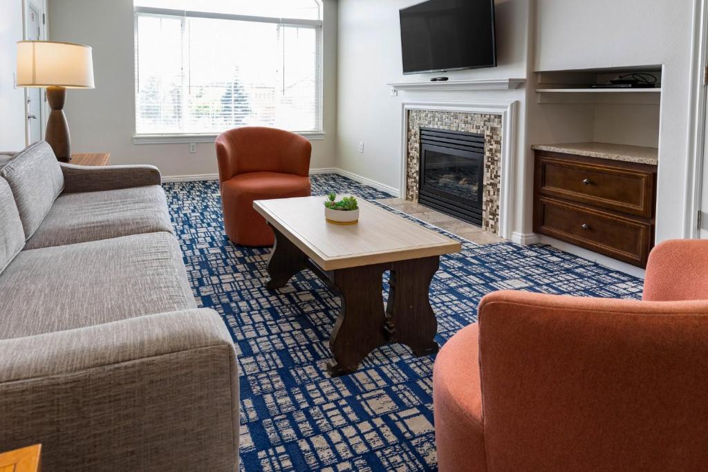 un salon avec un canapé et une cheminée dans l'établissement WorldMark Midway, à Midway