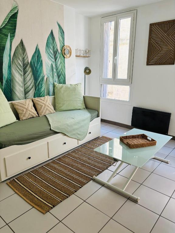 un soggiorno con un divano e un tavolo di vetro di Lou pitcho apartament ad Avignone