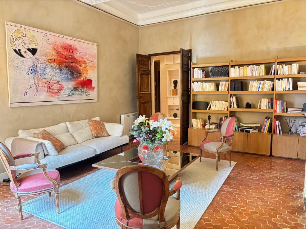 un salon avec un canapé, une table et des chaises dans l'établissement L Appart Aixois, à Aix-en-Provence
