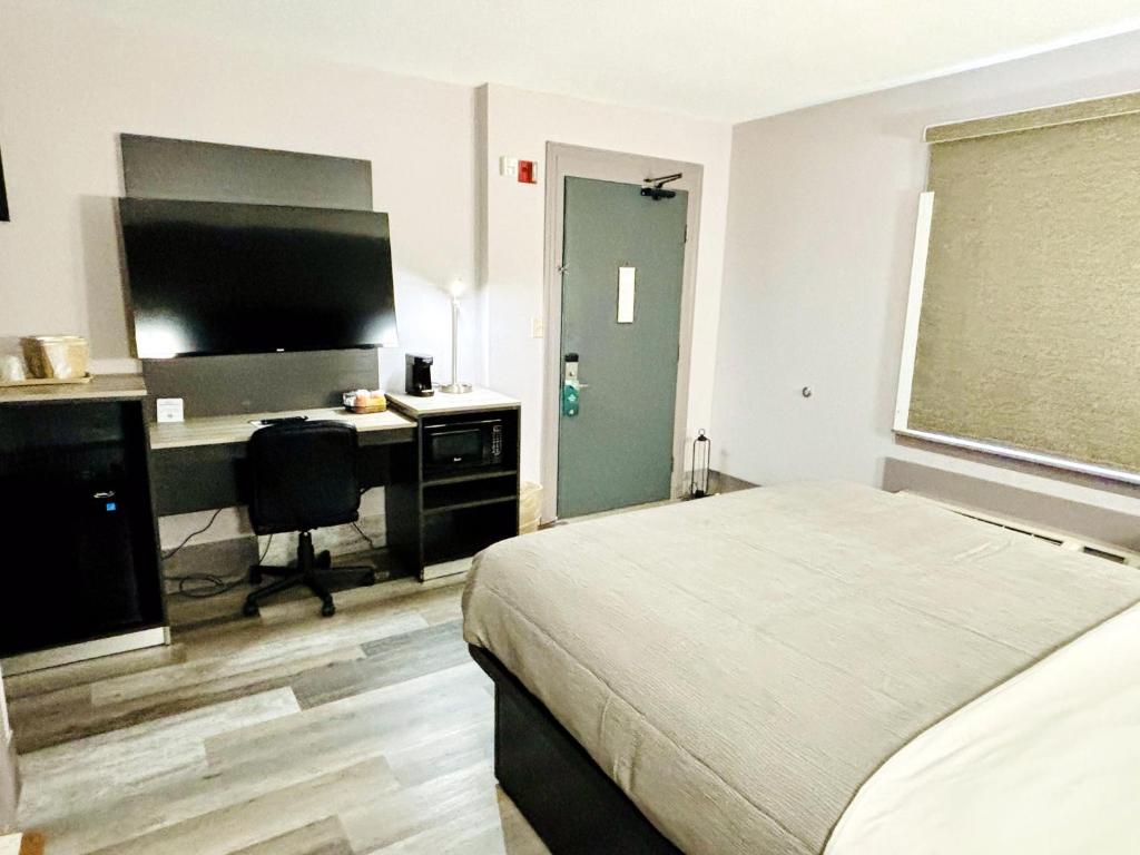 Quality Inn Raynham - Taunton - Queen Room - Accessible/Nonsmoking