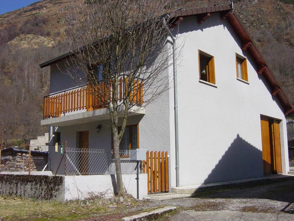 una casa con un balcón en el lateral. en L'Or de Fabiol, en Orlu