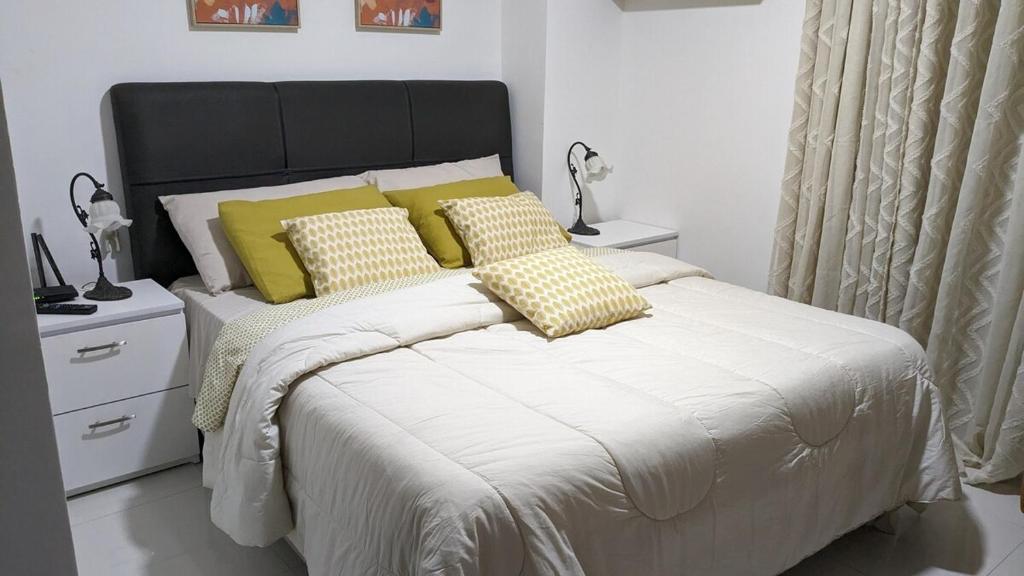 PampatarにあるExcelente full Equipado para 6 personasのベッドルーム1室(黄色と白の枕付きのベッド1台付)