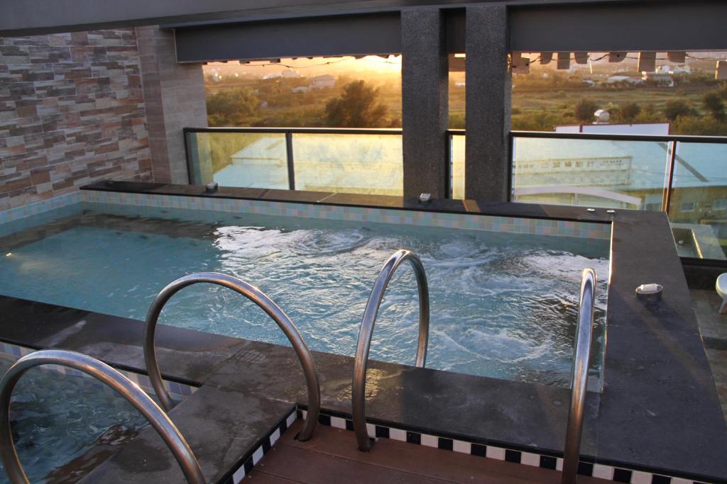 Bazén v ubytování Emilia Resort I nebo v jeho okolí