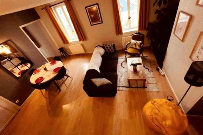 un salon avec un canapé et une table dans l'établissement Le Libergier, à Reims