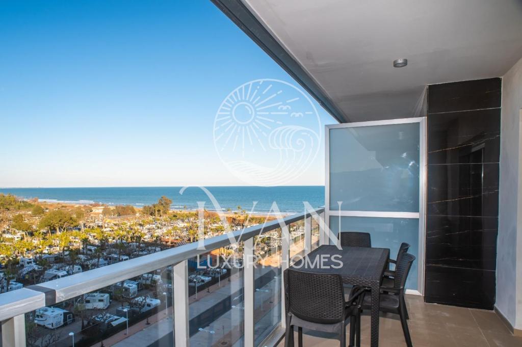 ein Balkon mit Tisch und Meerblick in der Unterkunft Casa Esona Ivan Luxury Homes 9ªPlta Norte 1ªLinea in Oropesa del Mar