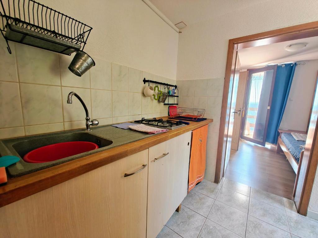Kuchyňa alebo kuchynka v ubytovaní Apartments Larisa