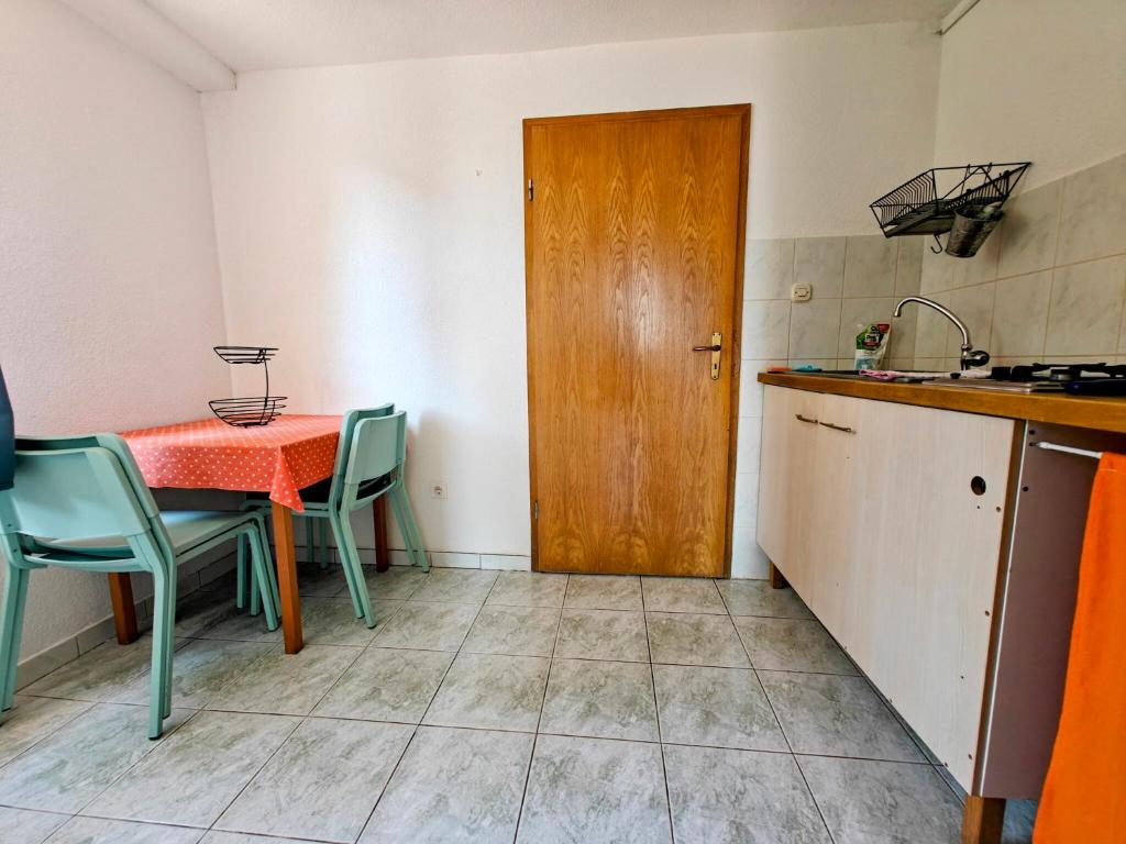 Kuchyňa alebo kuchynka v ubytovaní Apartments Larisa
