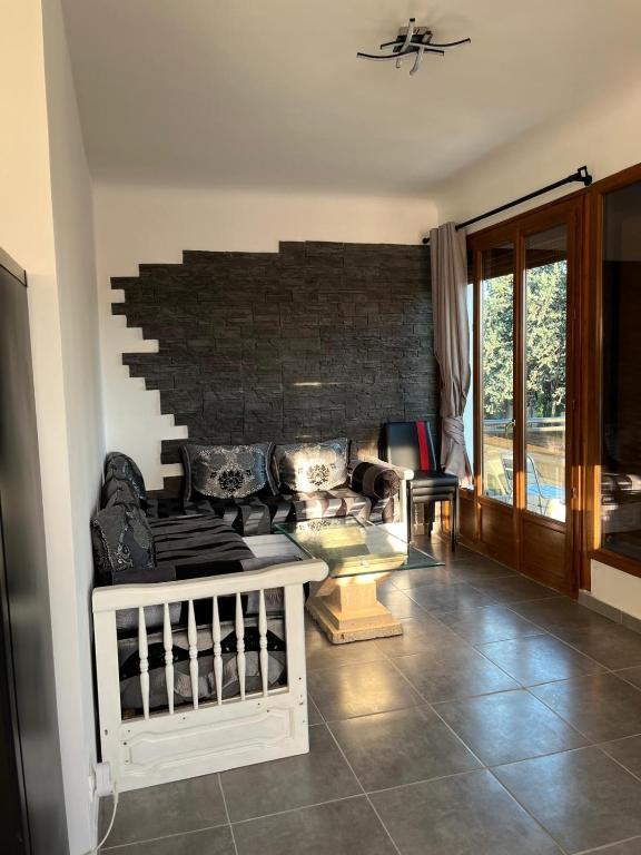 un salon avec un canapé et un mur de briques dans l'établissement Joli appartement proche transport, à Vénissieux