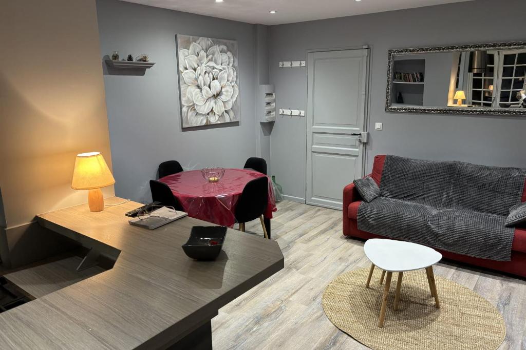 un salon avec un canapé et une table dans l'établissement Nice T3 with Wifi near the sea, à Le Touquet-Paris-Plage