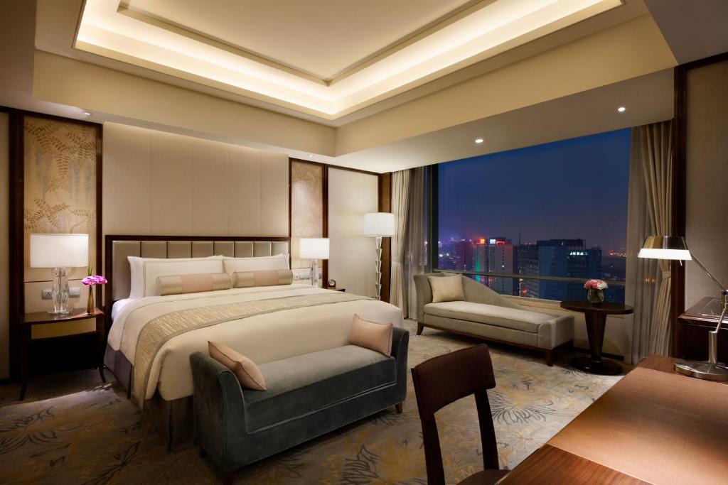 Postel nebo postele na pokoji v ubytování Shangri-La Hefei