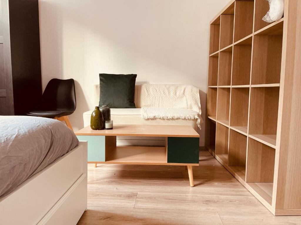 - une chambre avec un lit et un bureau dans une étagère dans l'établissement Paradis secret - 363, à Rouen