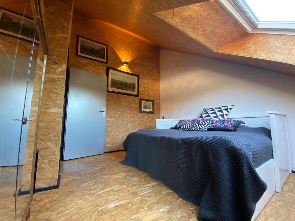 Postel nebo postele na pokoji v ubytování Un der Attert - Céline's Loft - Luxembourg