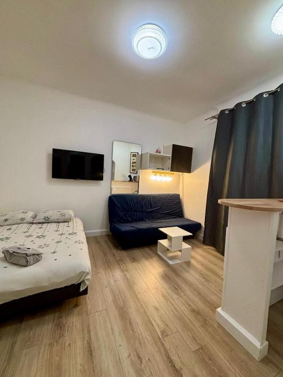 un salon avec deux lits et un canapé dans l'établissement Studio Convention Porte de Versailles, à Paris