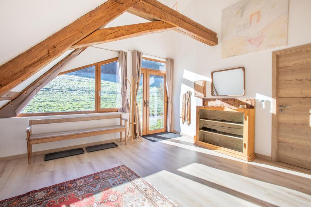 - un salon avec une grande fenêtre et une télévision dans l'établissement La Grande Vallée - Vue exceptionnelle, à Orbey