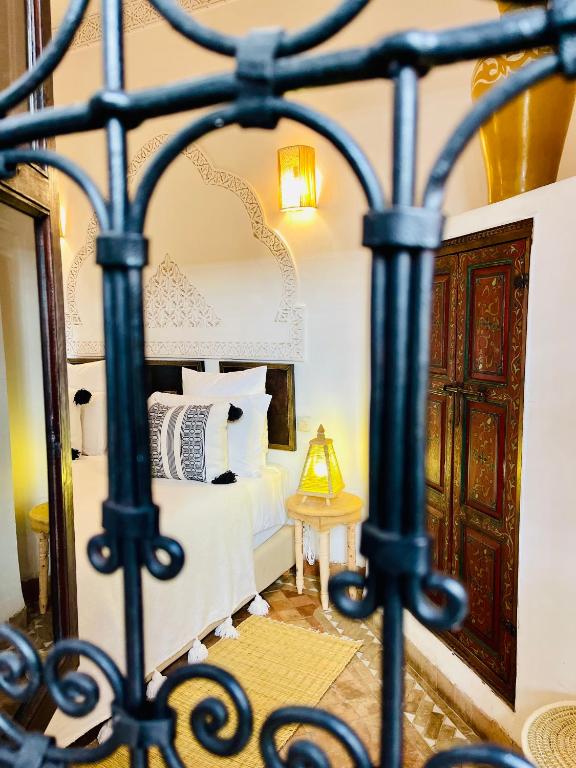 Postel nebo postele na pokoji v ubytování Riad La Porte Rouge By La Siredrah