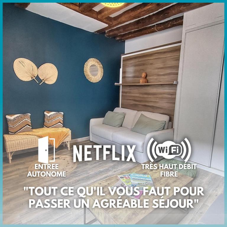 - un lit à baldaquin dans une chambre dans l'établissement Studio Colonial Checkpoint 2 étoiles Mennecy Netflix Fibre, à Mennecy