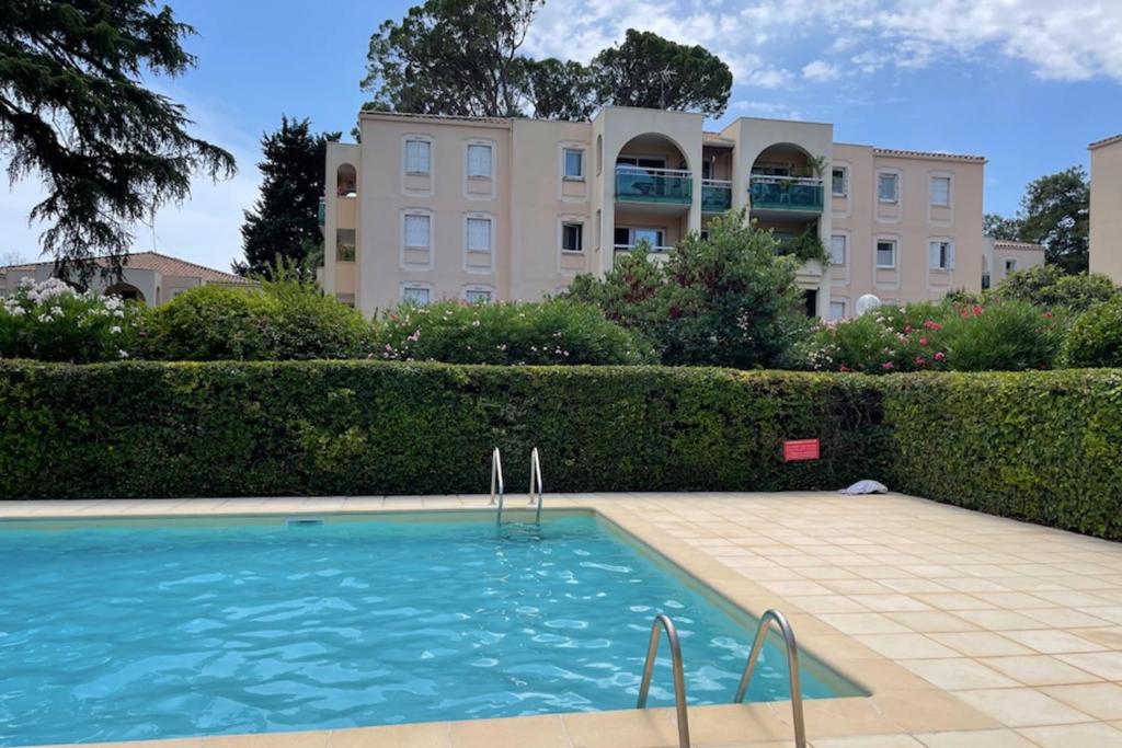 une piscine devant un immeuble dans l'établissement Spacious cocoon with two terraces, à Montpellier